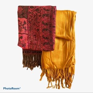 Bundle of scarves with fringes
